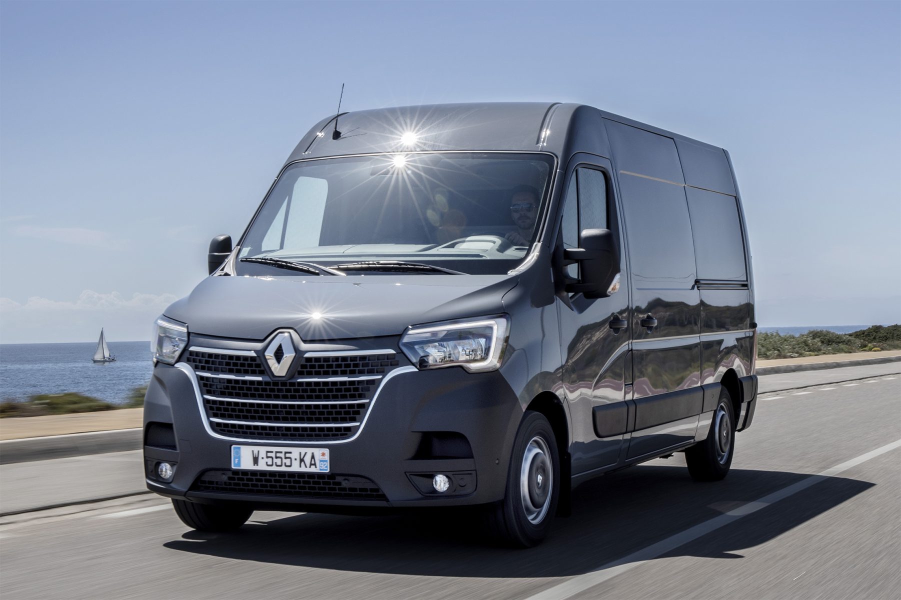 renault-master-furgao-cinza-de-frente-em-movimento-1801x1200.jpg