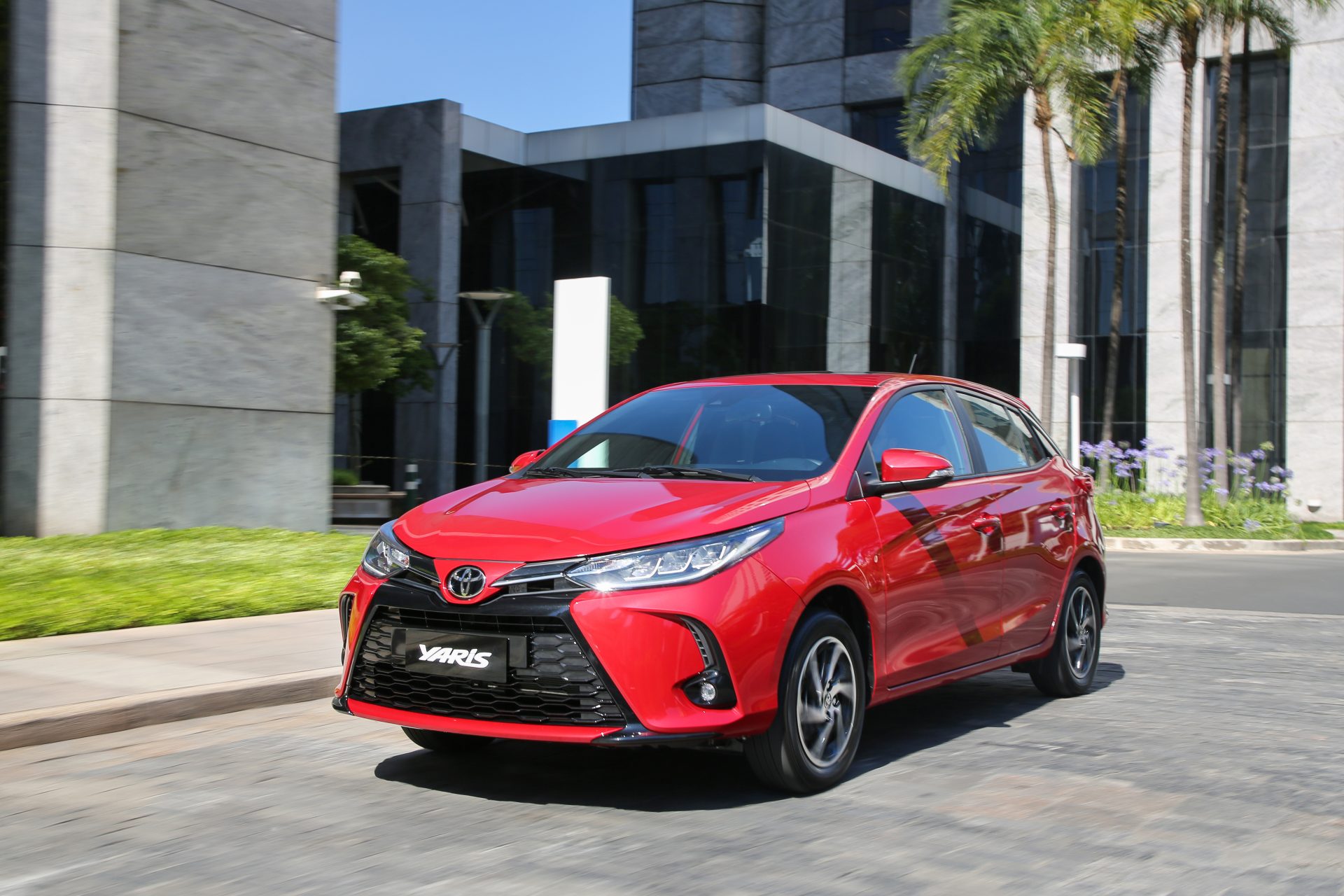 toyota yaris 2023 hatch vermelho de frente