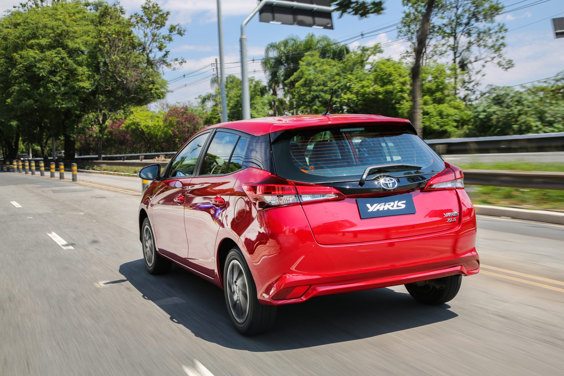 toyota-yaris-2023_hatch-vermelho-de-tras-em-movimento-1800x1200.jpg