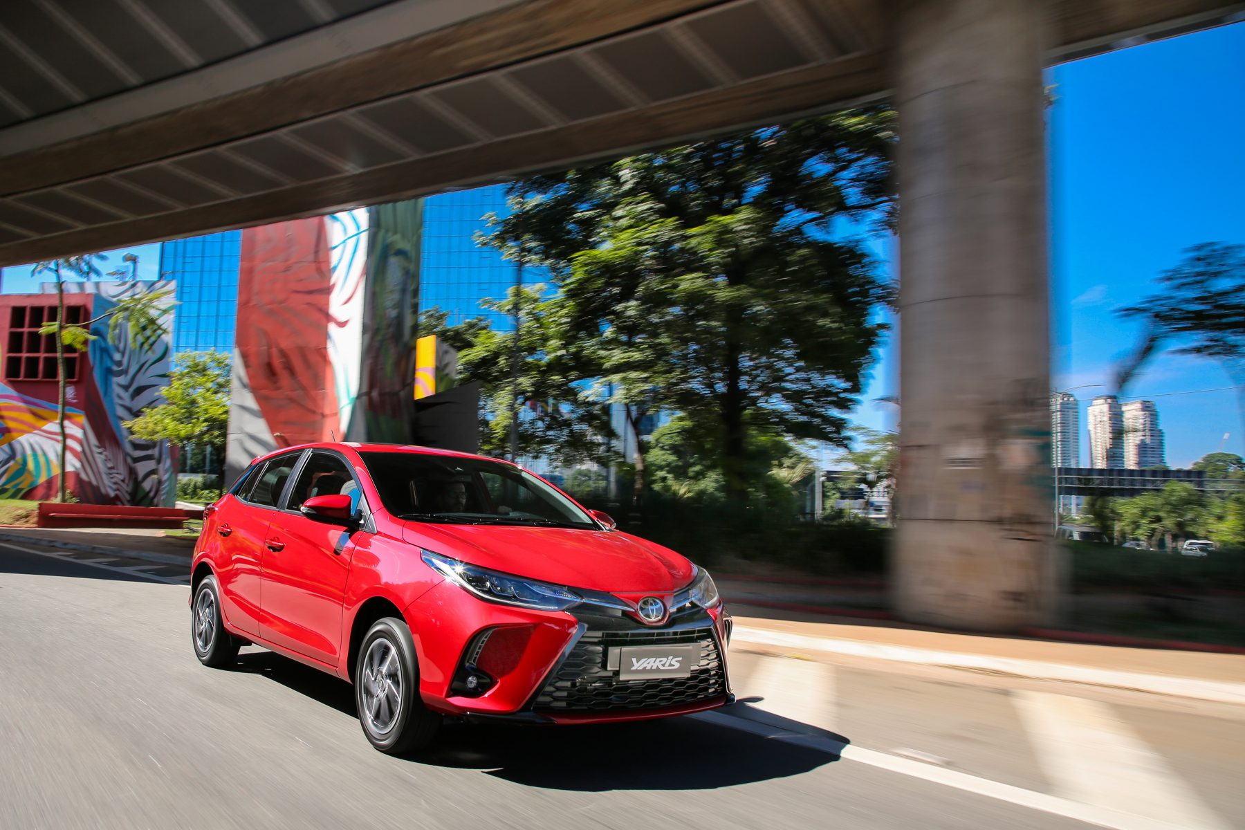 toyota-yaris-2023_hatch-vermelho-frente-1800x1200.jpg