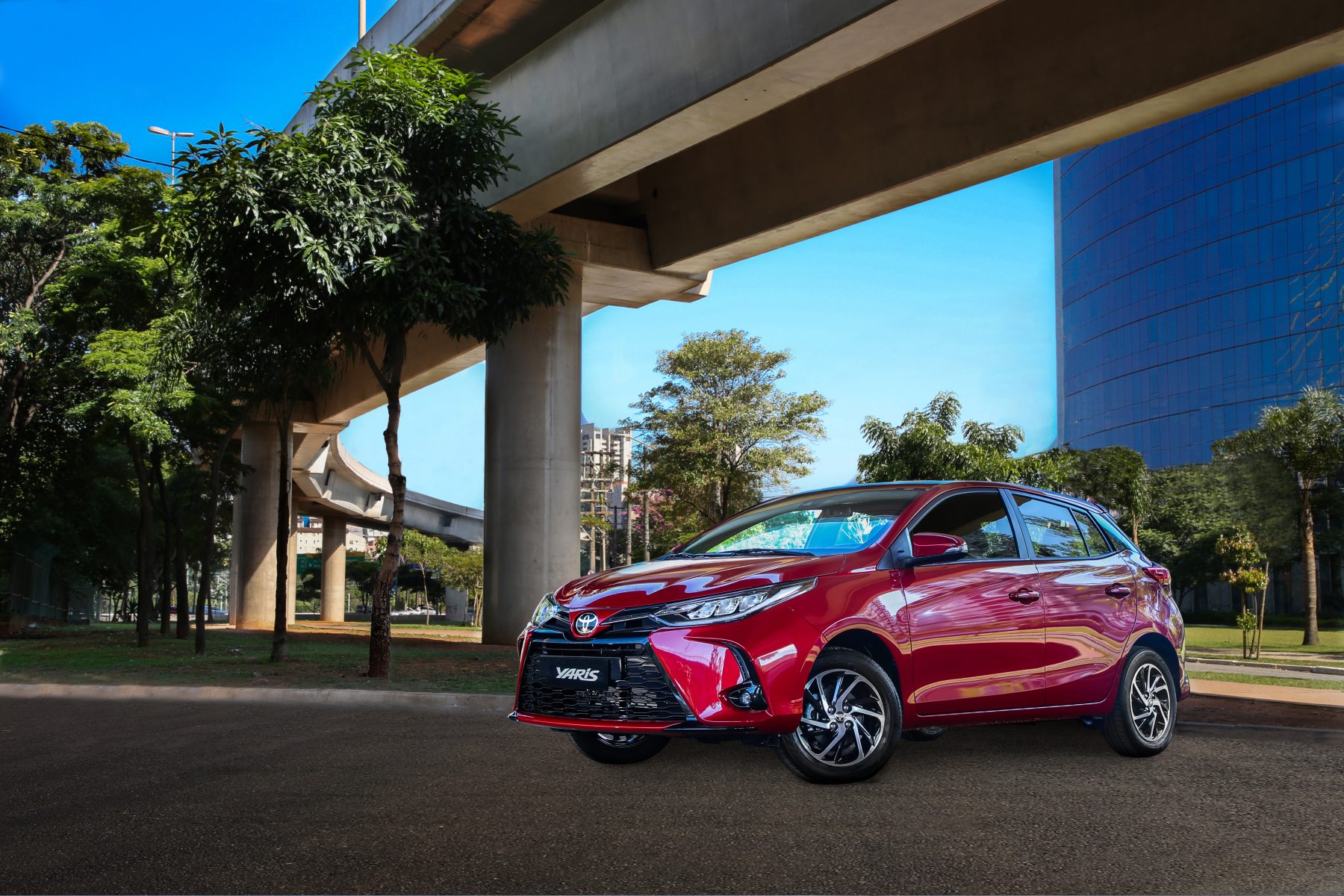 toyota-yaris-2023_hatch-vermelho-lateral-1800x1200.jpg