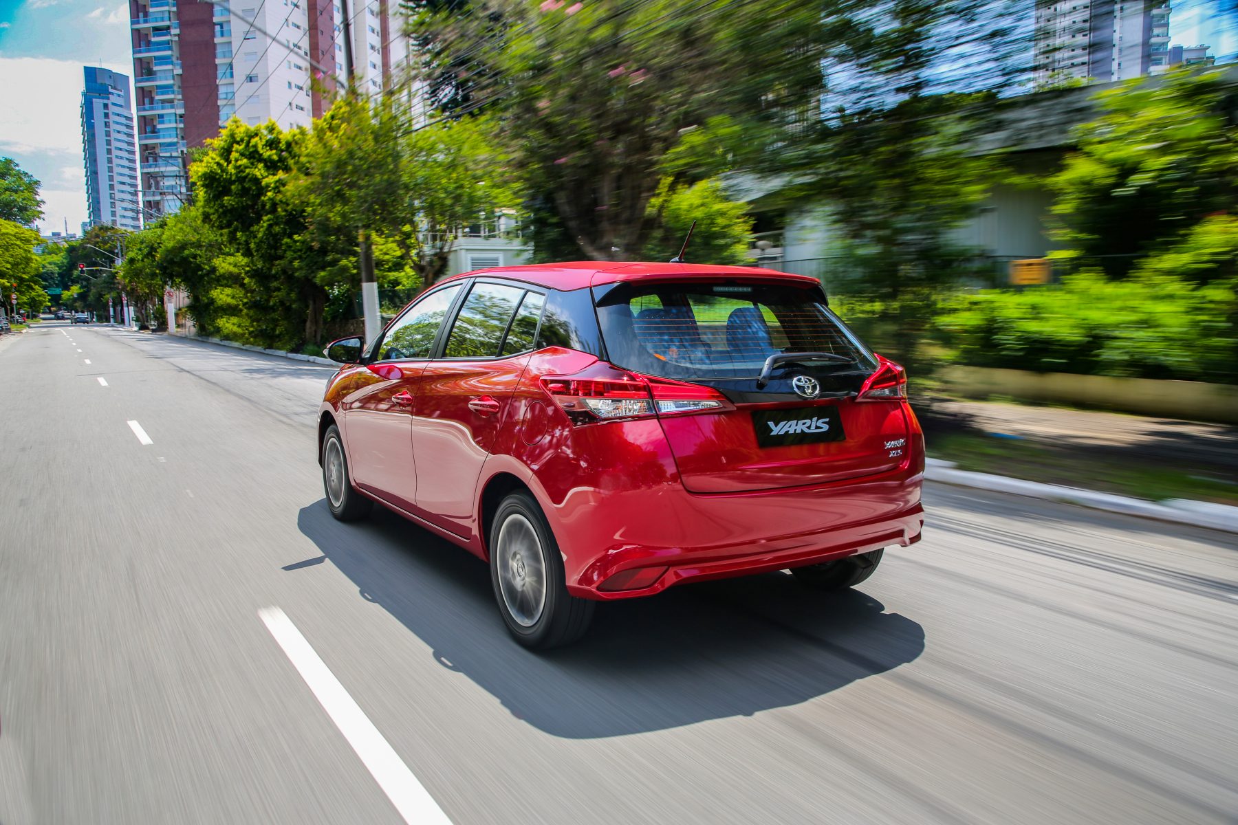 toyota-yaris-2023_hatch-vermelho-traseira-em-movimento-1800x1200.jpg