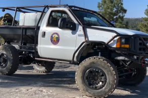 caminhao ford f 550 4x4 branco modificado para limpar banheiros na trilha de rubicon