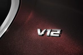 bmw m760li xdrive emblema v12 em um carro com pintura vinho