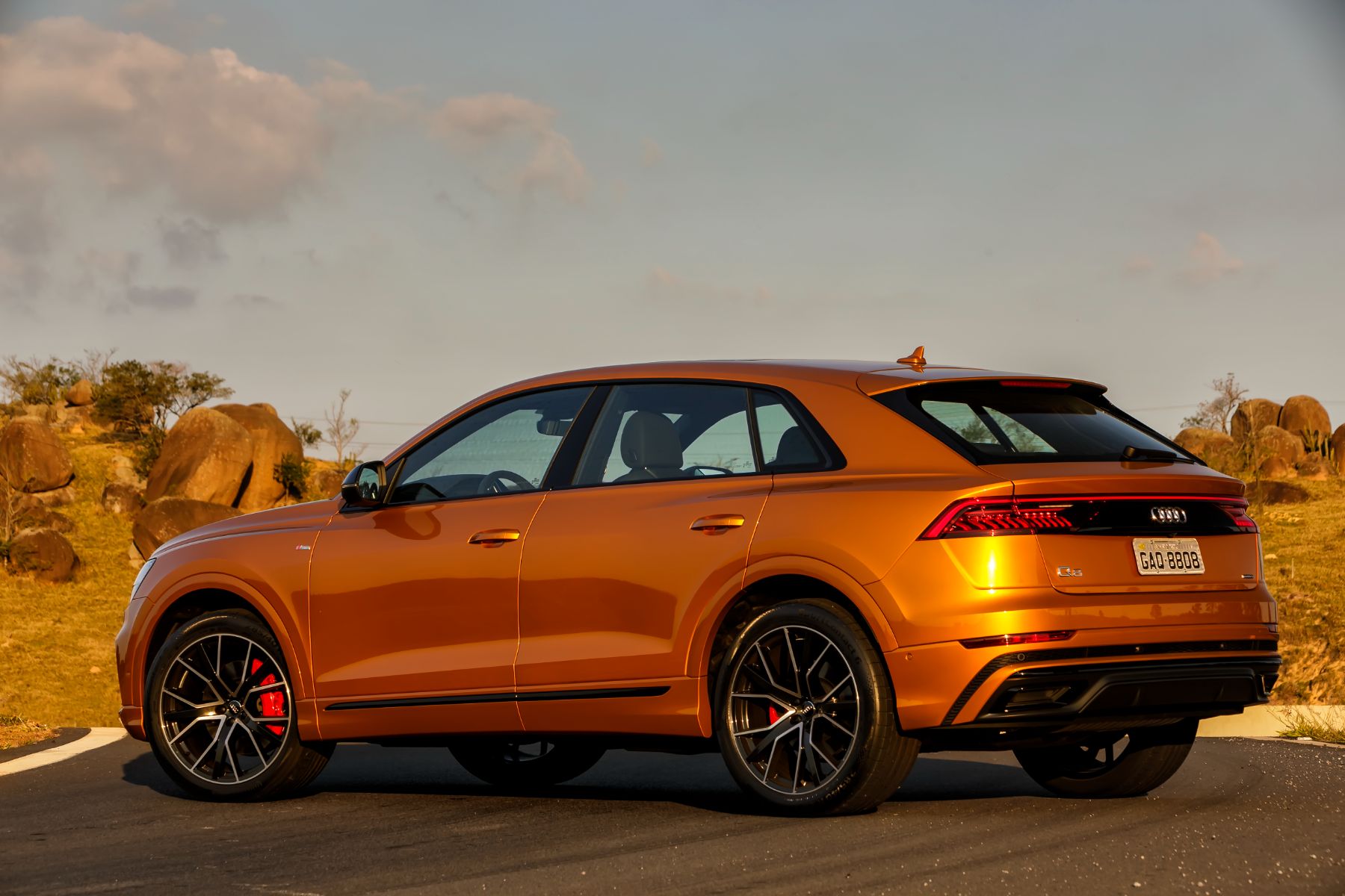 audi q8 55 tfsi quattro s line laranja traseira parado em pista