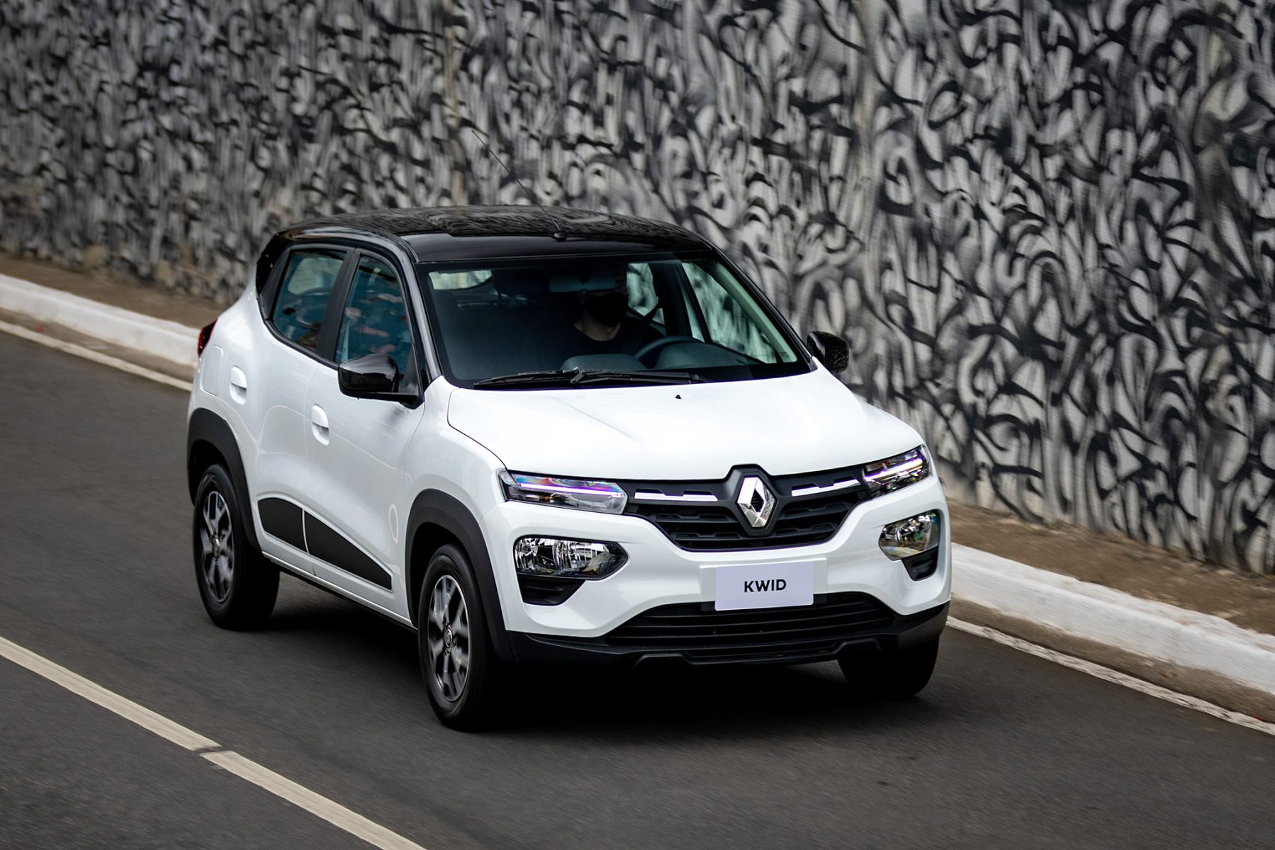 renault-kwid-2023-intense-biton-branco-de-frente-em-movimento-09-1799x1200.jpg