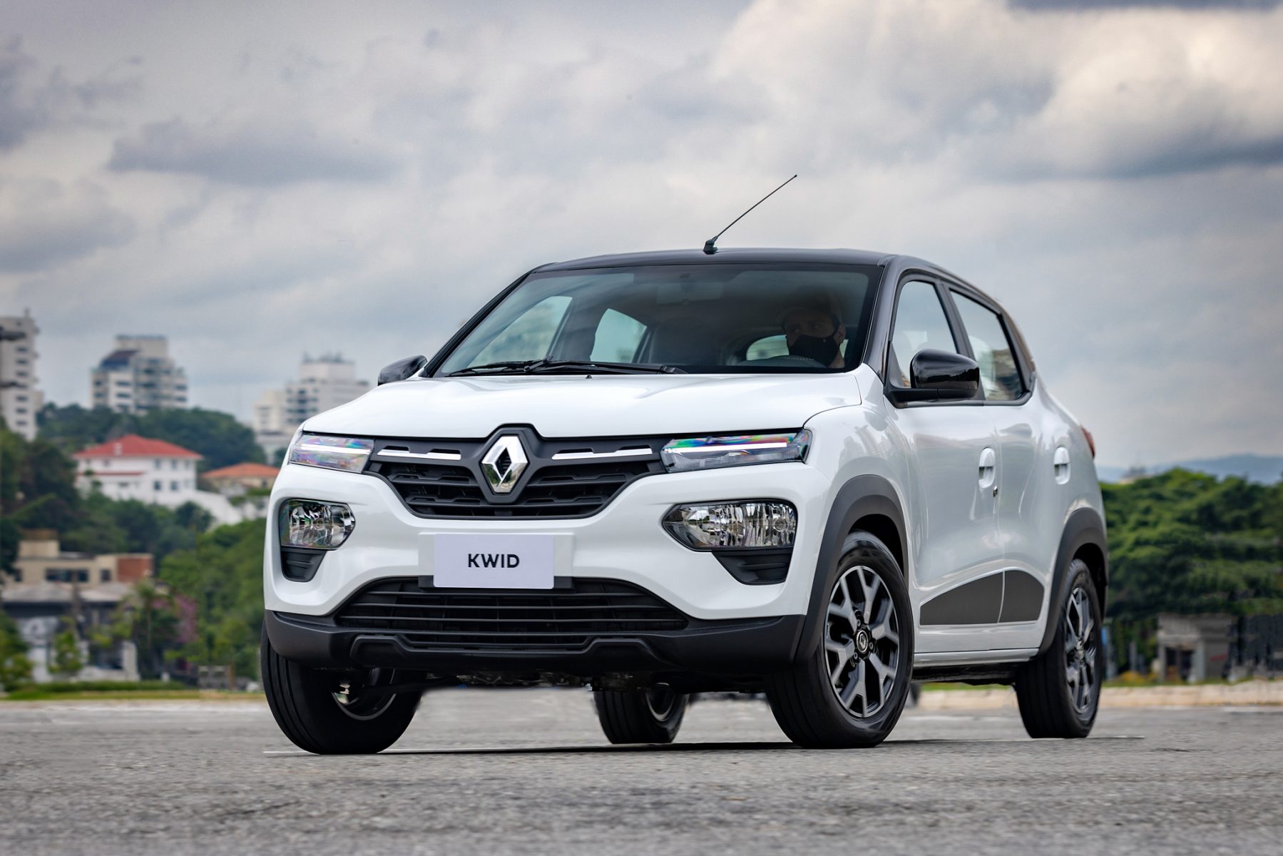 renault-kwid-intense-2023-biton-branco-de-frente-03-1799x1200.jpg