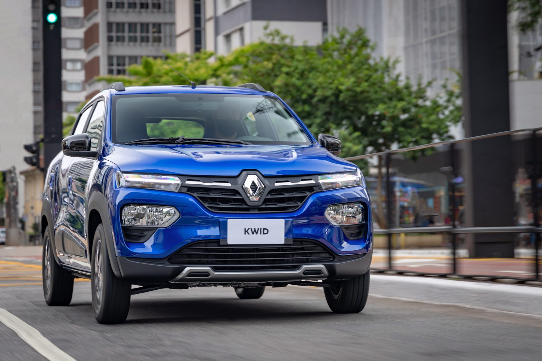 renault-kwid-outsider-2023-azul-de-frente-em-estrada-1799x1200.jpg