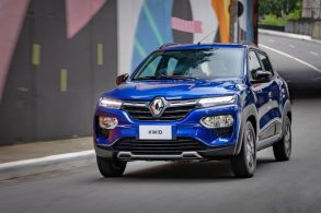 renault kwid outsider azul 2023 de frente em movimento 21