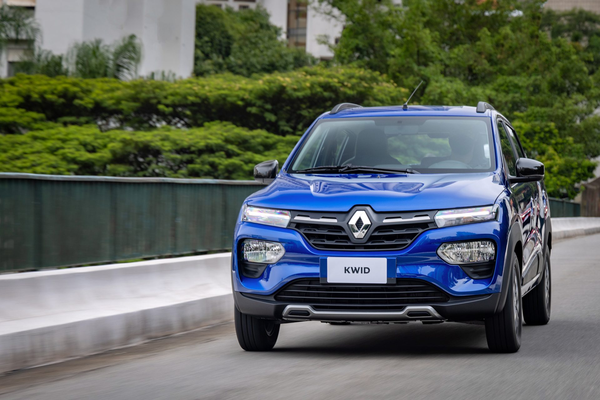 renault kwid outsider azul 2023 dianteira em movimento