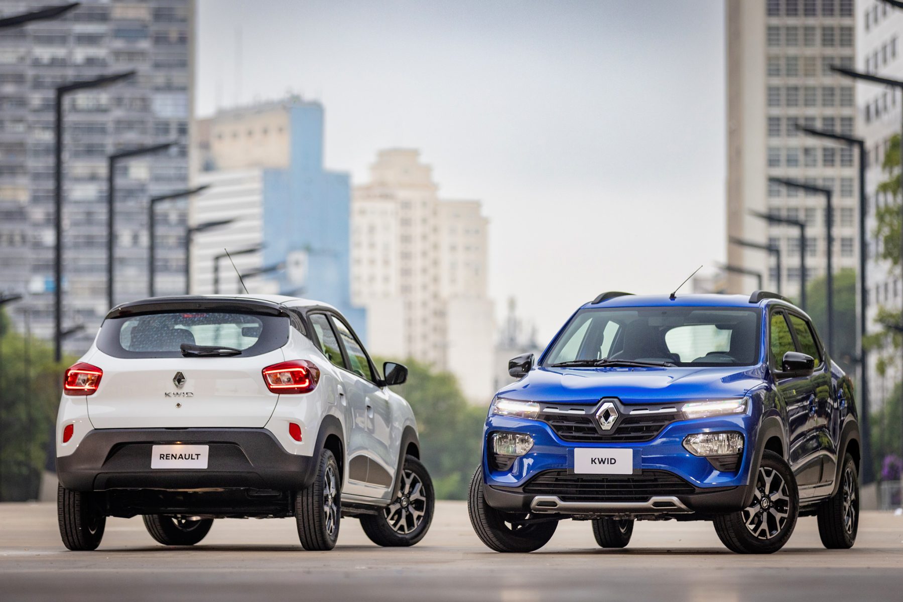 renault-kwid-outsider-azul-e-intense-branco-2023-25-1799x1200.jpg