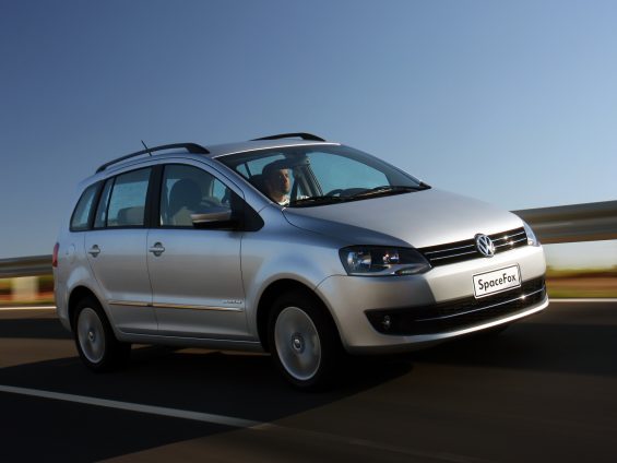 volkswagen spacefox cinza de frente em movimento