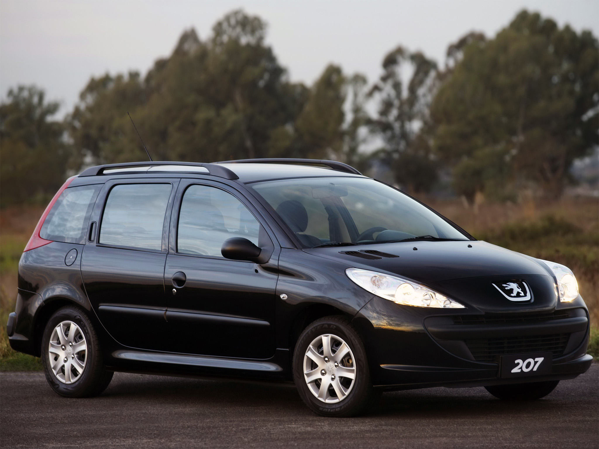 peugeot 207 sw station wagon preta de frente