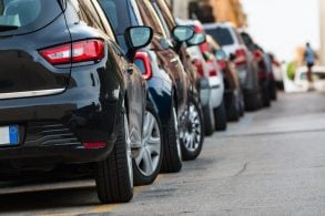 carros estacionados ladeira subida ingrime shutterstock 481950562