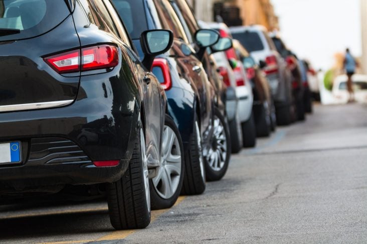 carros estacionados ladeira subida ingrime shutterstock 481950562