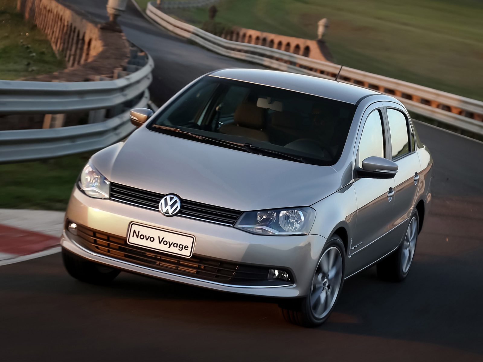 volkswagen-voyage-comfortline-2012-cinza-de-frente-1600x1200.jpg