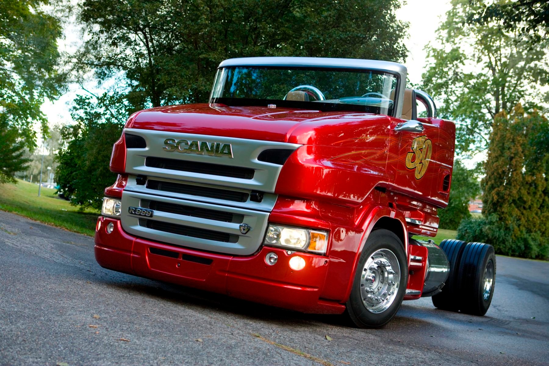 Conheça o 'Red Pearl', o único Scania conversível do mundo com 1.000 cv