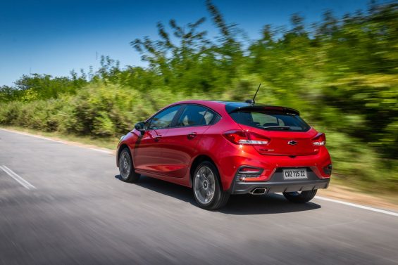 chevrolet cruze rs vemelho traseira em movimento pistad e teste