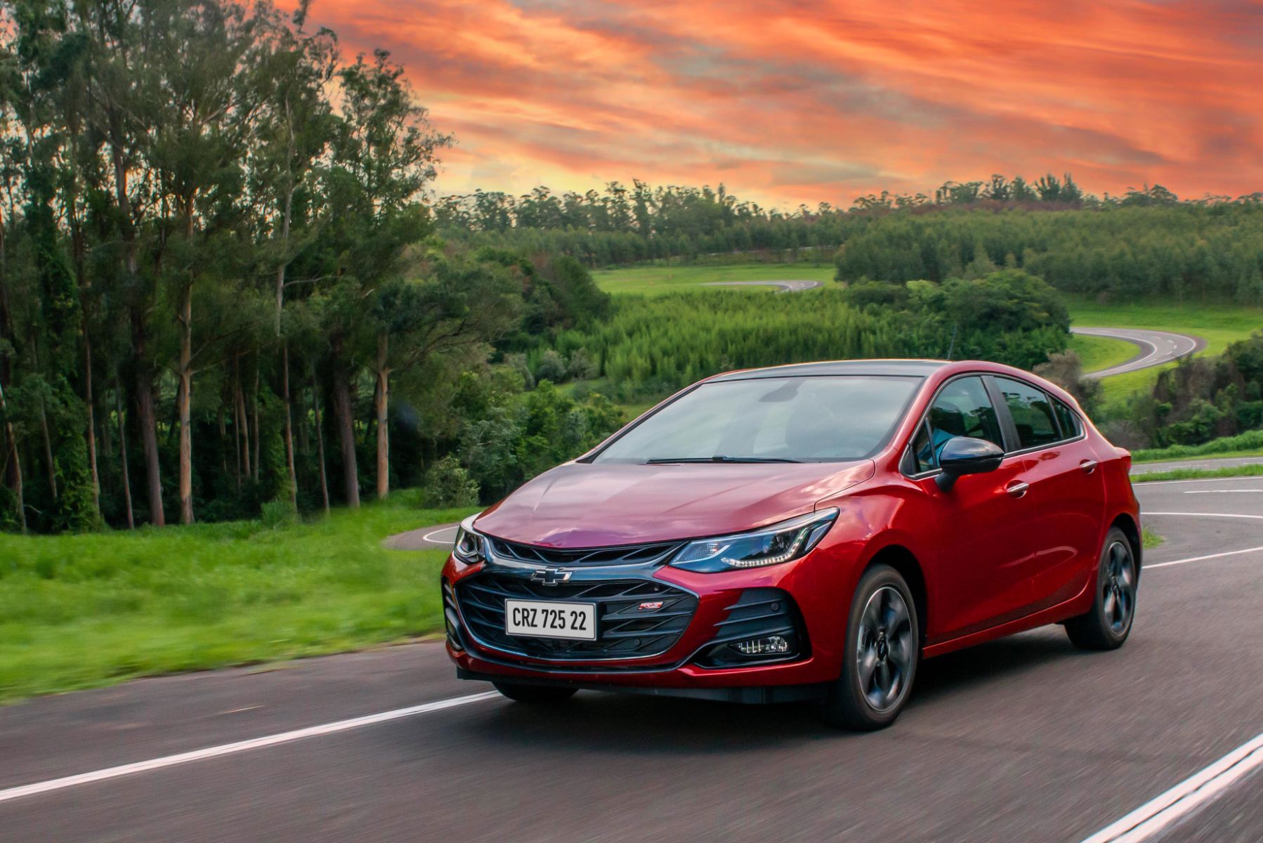 chevrolet cruze rs vermelho frente em pista de teste