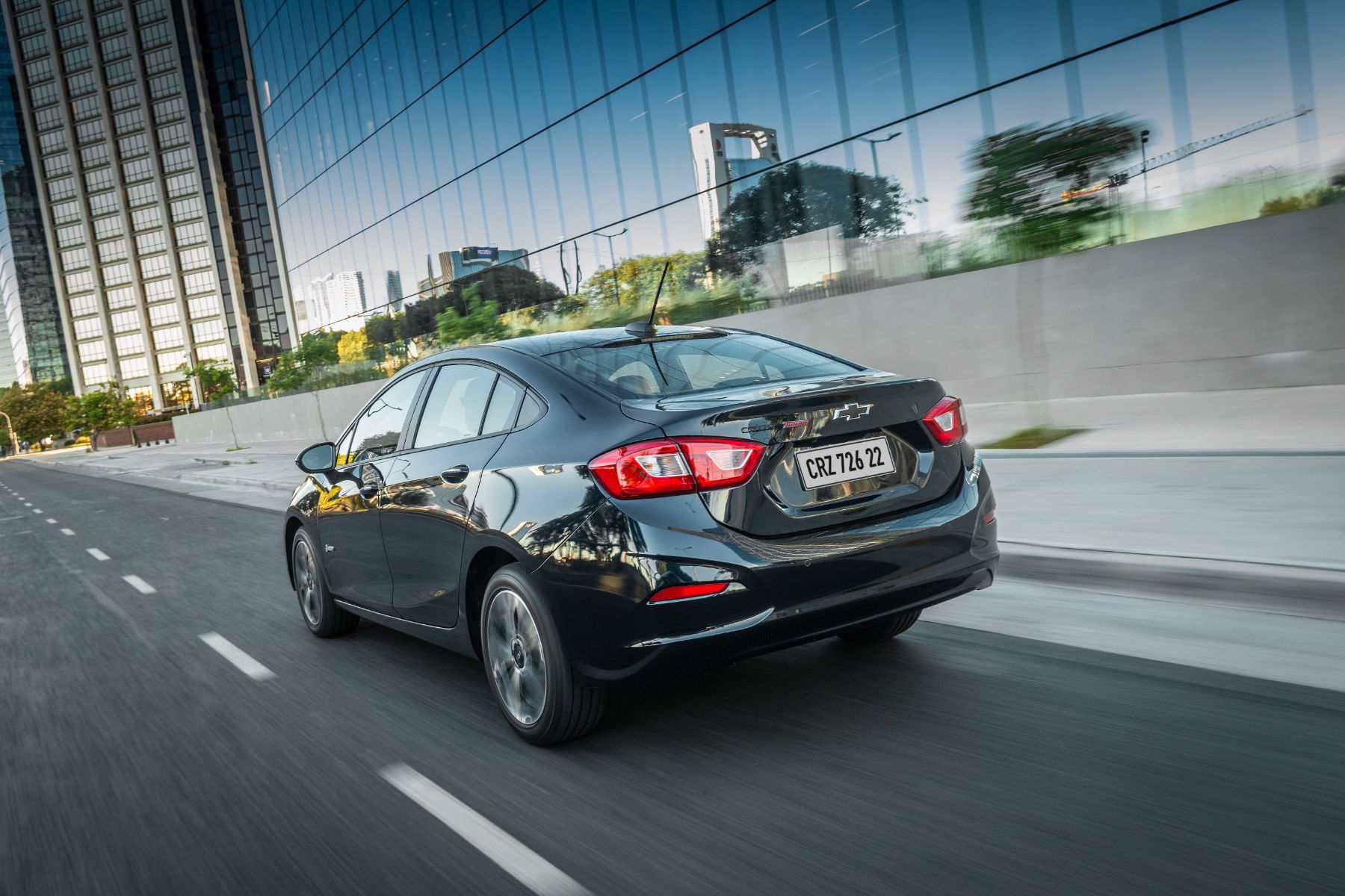 cruze midnight preto traseira em movimento