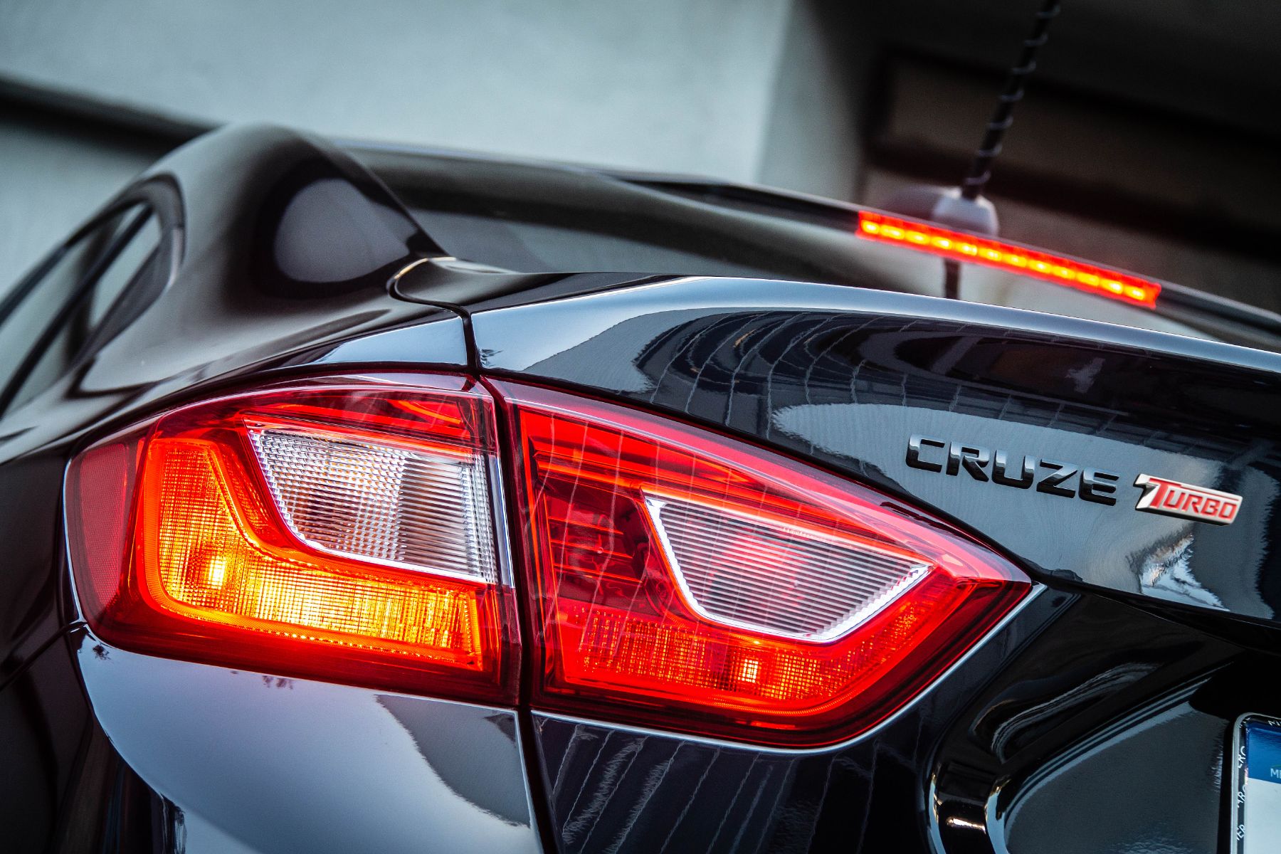 cruze midnight trasiera detalhe emblema