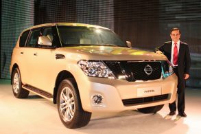 carlos ghosn junto de um nissan patrol