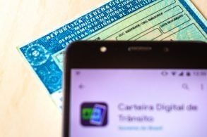 celular com aplicativo carteira digital de transito em frente a carteira nacional de habilitacao cnh