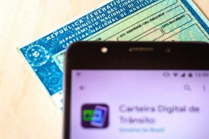 celular com aplicativo carteira digital de transito em frente a carteira nacional de habilitacao cnh