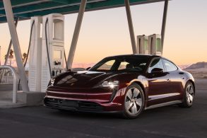 porsche taycan 2021 vinho dianteira parado em posto de recarga recorde mundial