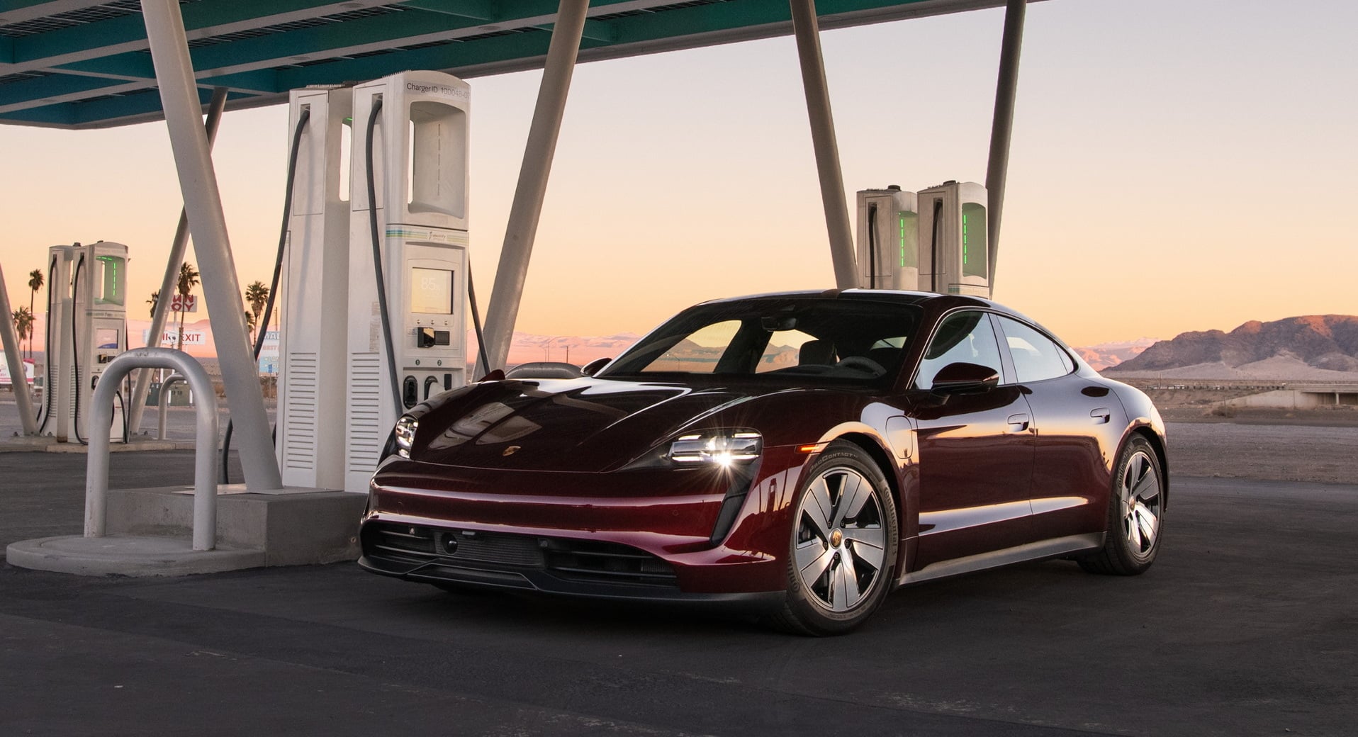 porsche taycan 2021 vinho dianteira parado em posto de recarga recorde mundial