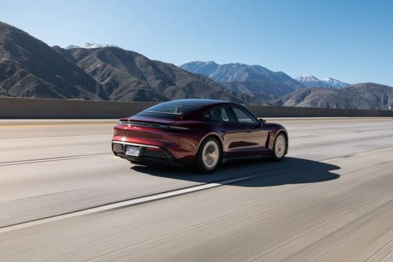 porsche taycan 2021 vinho traseira em moviemnto recorde mundial