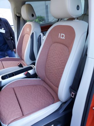 Assento diateiro da Volkswagen ID.Buzz conta com encosto para os braços