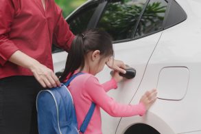 volta as aulas mãe embarca criança menina de mochila em carro branco