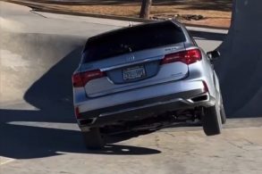 homem invade pista de skate com acura mdx