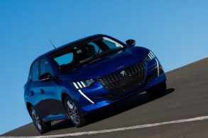 novo peugeot 208 griffe azul de frente em movimento