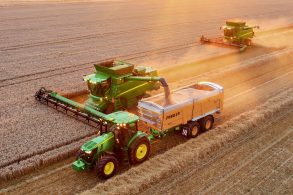 john deere colheitadadeira serie t e 7250r tabalahndo em um campo