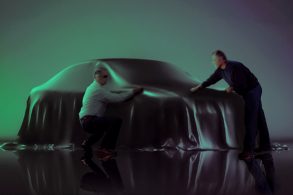 carro coberto homens descobrindo portal