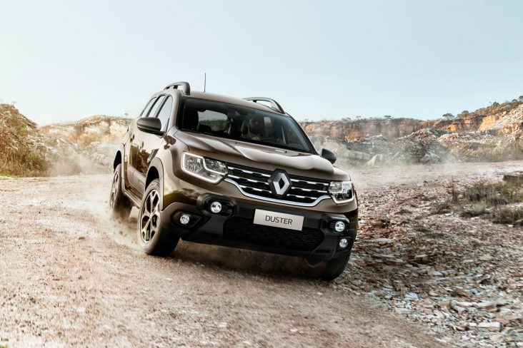 renault duster 2023 frente na estrada de terra capa