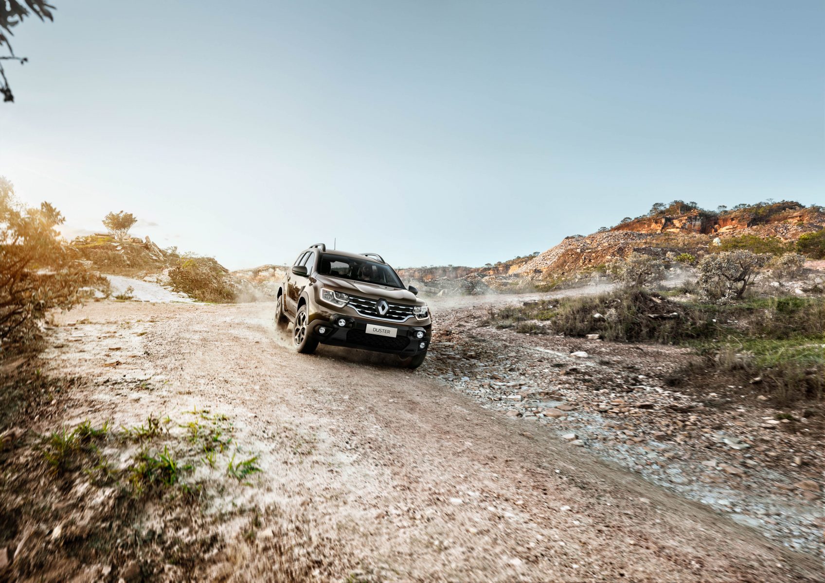renault_duster_2023_frente-na-estrada-de-terra-1-1696x1200.jpg