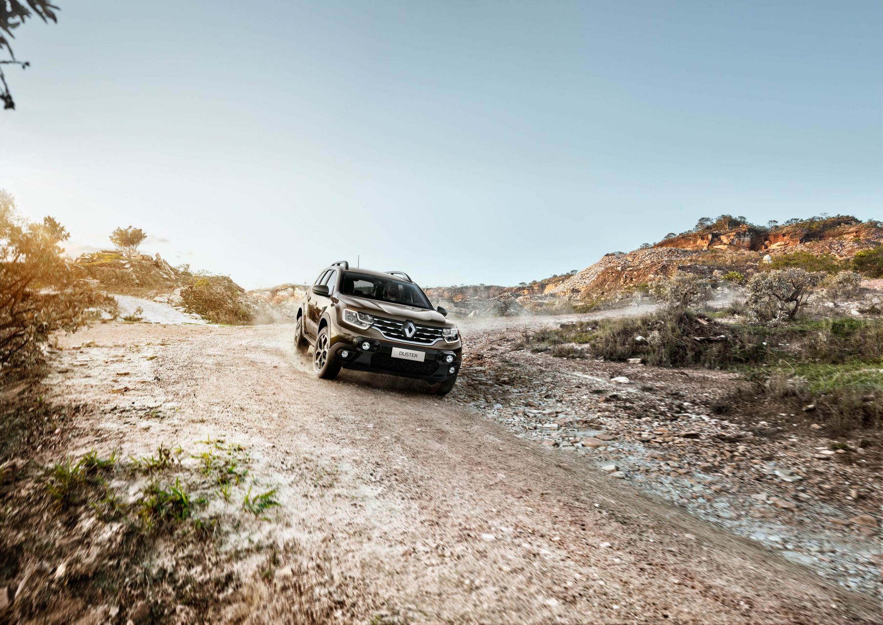 renault duster 2023 frente na estrada de terra 1