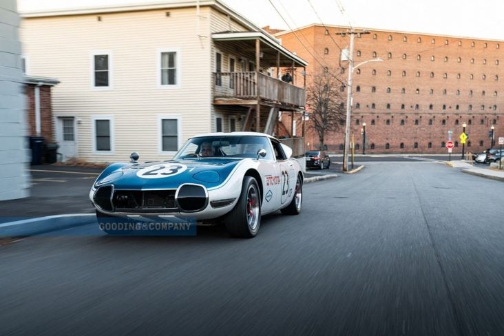 toyota 2000gt shelby branco com capo azul dianteira em movimento