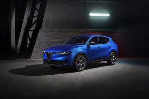 alfa romeo tonale veloce azul frente parado 2