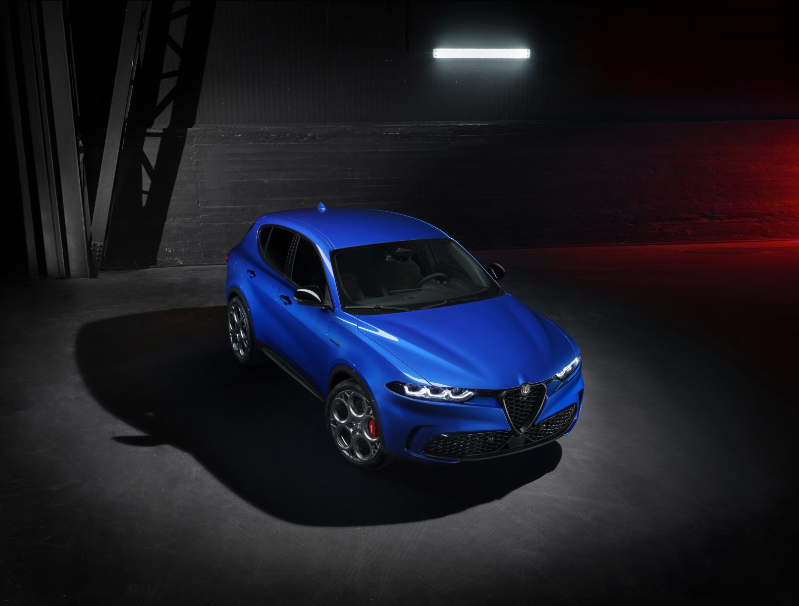 alfa_romeo_tonale_veloce_azul-frente-visto-de-cima-1583x1200.jpeg