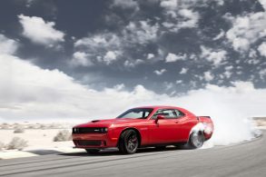 dodge challenger srt hellcat 2015 vermelho de frente burnout