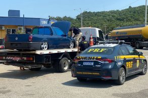 volkswagen saveiro rebaixada caracterizada como viatura da prf sendo apreendida