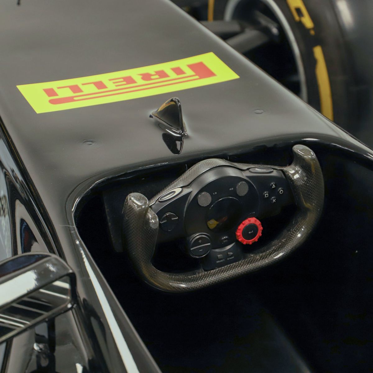 replica de carro da formula 1 cockpit