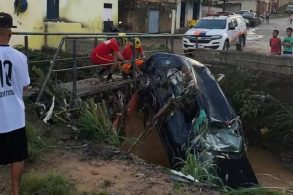 carro cai em corrego durante alagamento e populares confundem manequins com vitimas