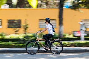 ciclista pedalando de capacete