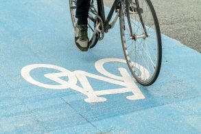 bicicleta em movimento em ciclovia