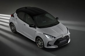 toyota yaris gr sport gt7 cinza com teto preto visto de cima